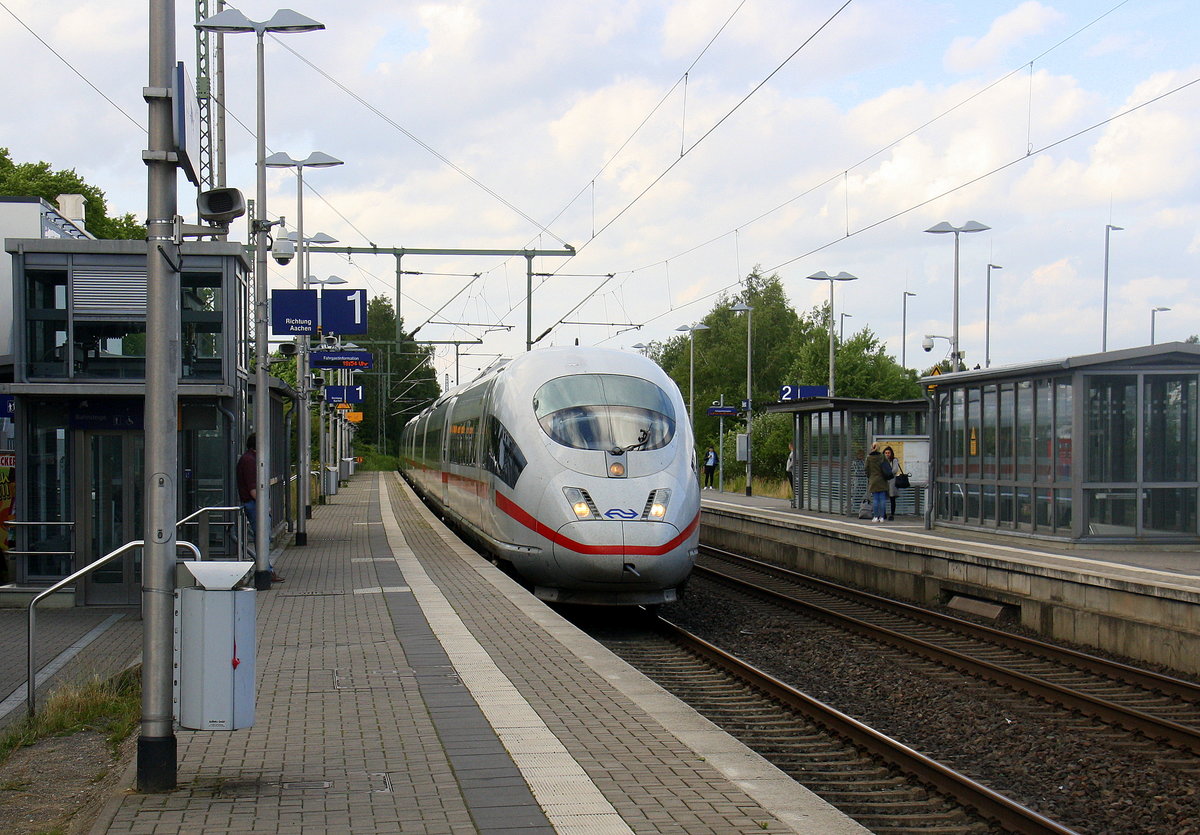 Der ICE3 NS aus Frankfurt-am-Main(D) nach Brüssel-Süd(B) kommt als Umleiter durch Erkelenz in Richtung Aachen. 
Aufgenommen vom Bahnsteig 1 in Erkelenz. 
Bei Sommerwetter am Abend vom 7.6.2017.