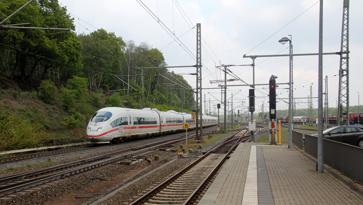 Der ICE3 NS aus Frankfurt-am-Main(D) nach Brüssel-Süd(B) und kommt aus Richtung Köln-Süd,Köln-West,Köln-Ehrenfeld,Kerpen,Horrem,Buir,Merzenich,Düren,Langerwehe,Eschweiler-Hbf und fährt durch den Stolberger-Hbf in Richtung Eilendorf,Aachen-Rothe Erde,Aachen-Hbf,Aachen-Schanz,Aachen-West. 
Aufgenommen vom Bahnsteig 43  in Stolberg-Hbf. 
Bei Sonne und Regenwolken am Nachmittag vom 11.5.2019. 