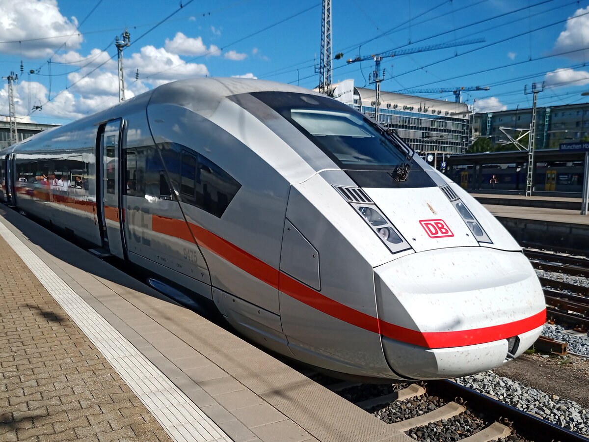 Der ICE4 - 812 075-1 (Tz 9475) am 2. August 2022 gegen 17:21 Uhr in München Hbf.