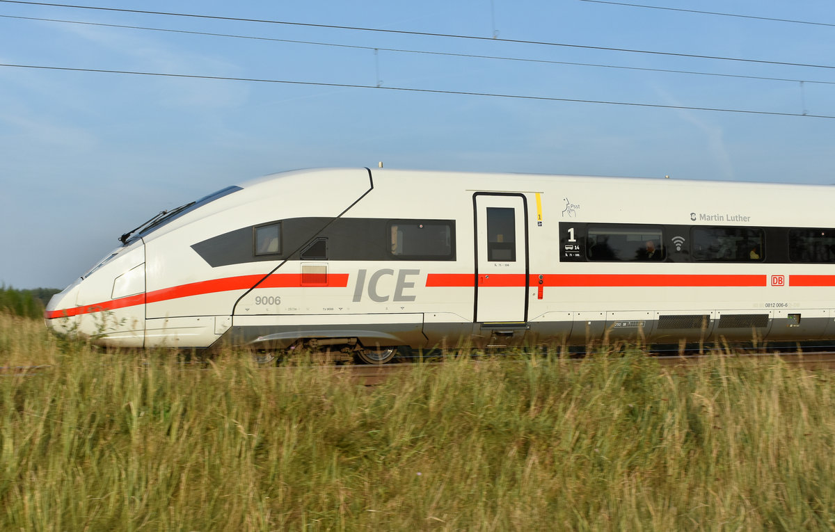Der ICE4 9006  Martin Luther  in Richtung Hamburg unterwegs. In der Seitenansicht sieht man erst richtig, wie windschnittig er designt wurde. 3km östlich von Büchen 29.09.2017