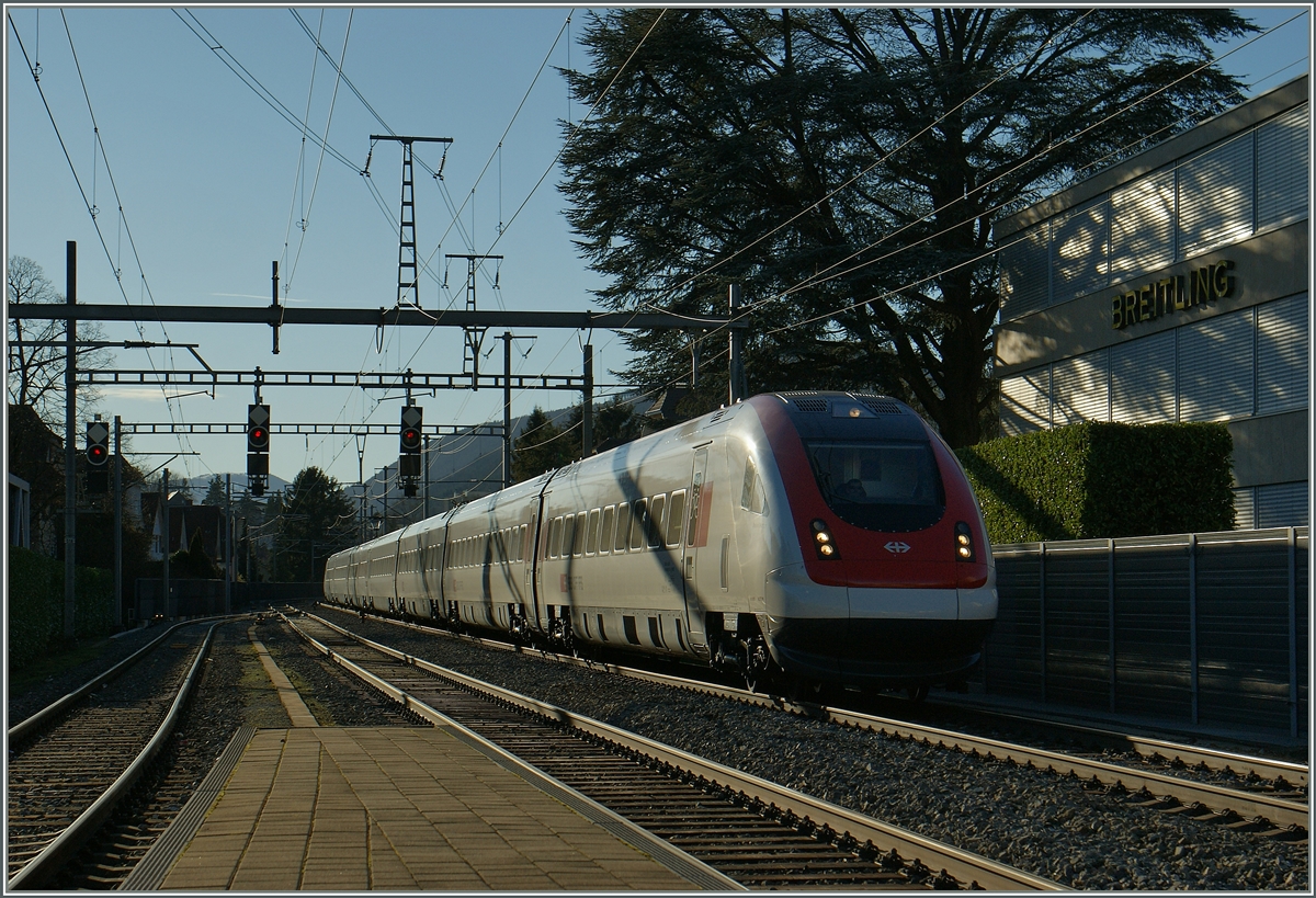Der ICN 1529 von Lausanne nach St Gallen erreicht Grenchen Süd. 
21. Feb. 2016