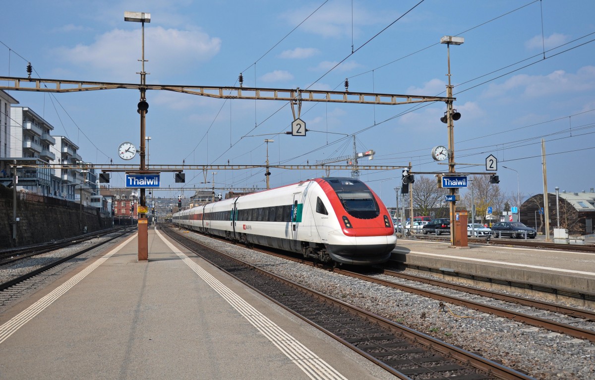 Der ICN  Harald Szeemann  (RABDe 500 043-5) bei der Durchfahrt durch den Bahnhof Thalwil. Aufgenommen am 19.03.2015