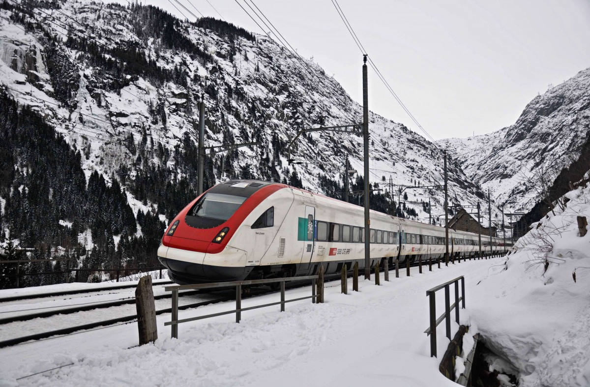 Der ICN  Henry Dunant  (RABDe 500 027-8) verlässt den Bahnhof Göschenen und nimmt die Talfahrt den Gotthard hinunter in Angriff. Aufgenommen am 23.02.2015