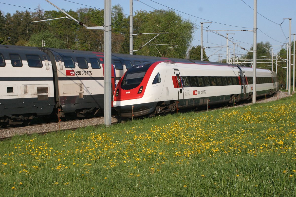 Der ICN RABDe 500 021  Jeremias Gotthelf  als IC 5 nach Biel - Lausanne legt sich kurz vor dem Bahnhof Uzwil in die Kurve, die ihn über die Uzebrücke vor dem Bahnhof führt.

Uzwil, 01.05.2019