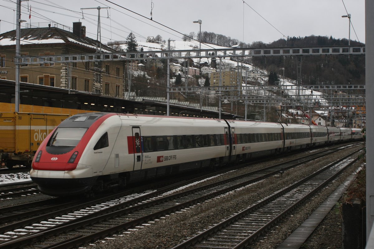 Der ICN RABe 500 043  Harald Szeemann  hat als IC 5 gerade seinen Startbahnhof St. Gallen HB verlassen und strebt auf dem Weg nach Genf seinem nächsten Halt Winterthur entgegen.
St. Gallen St. Leonhard, 13.12.2020
