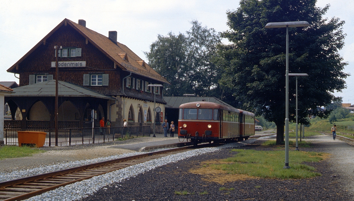 Der idyllische alte Bahnhof Bodenmais im August 1983. Das Bahnhofsgebäude wurde 1987 an die Gemeinde Bodenmais verkauft und von dieser abgerissen, um einer  modernen  Wartehalle mit Info- Center  Platz zu machen.