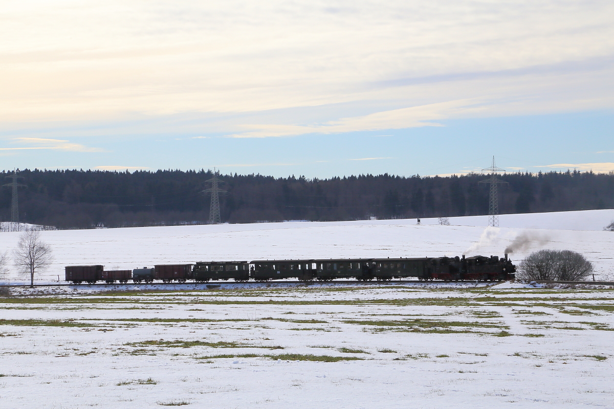 Der IG HSB-Sonder-PmG am 14.02.2015 beim Zurücksetzen für eine Scheinanfahrt, in den Wiesen oberhalb von Stiege, auf der Strecke nach Hasselfelde.