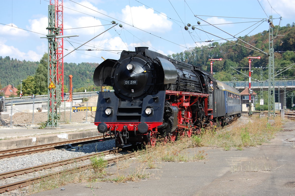 Der IGE-Eisenbahn-Romantik-Sonderzug mit 01 519 am 10. September 2016 in Horb.