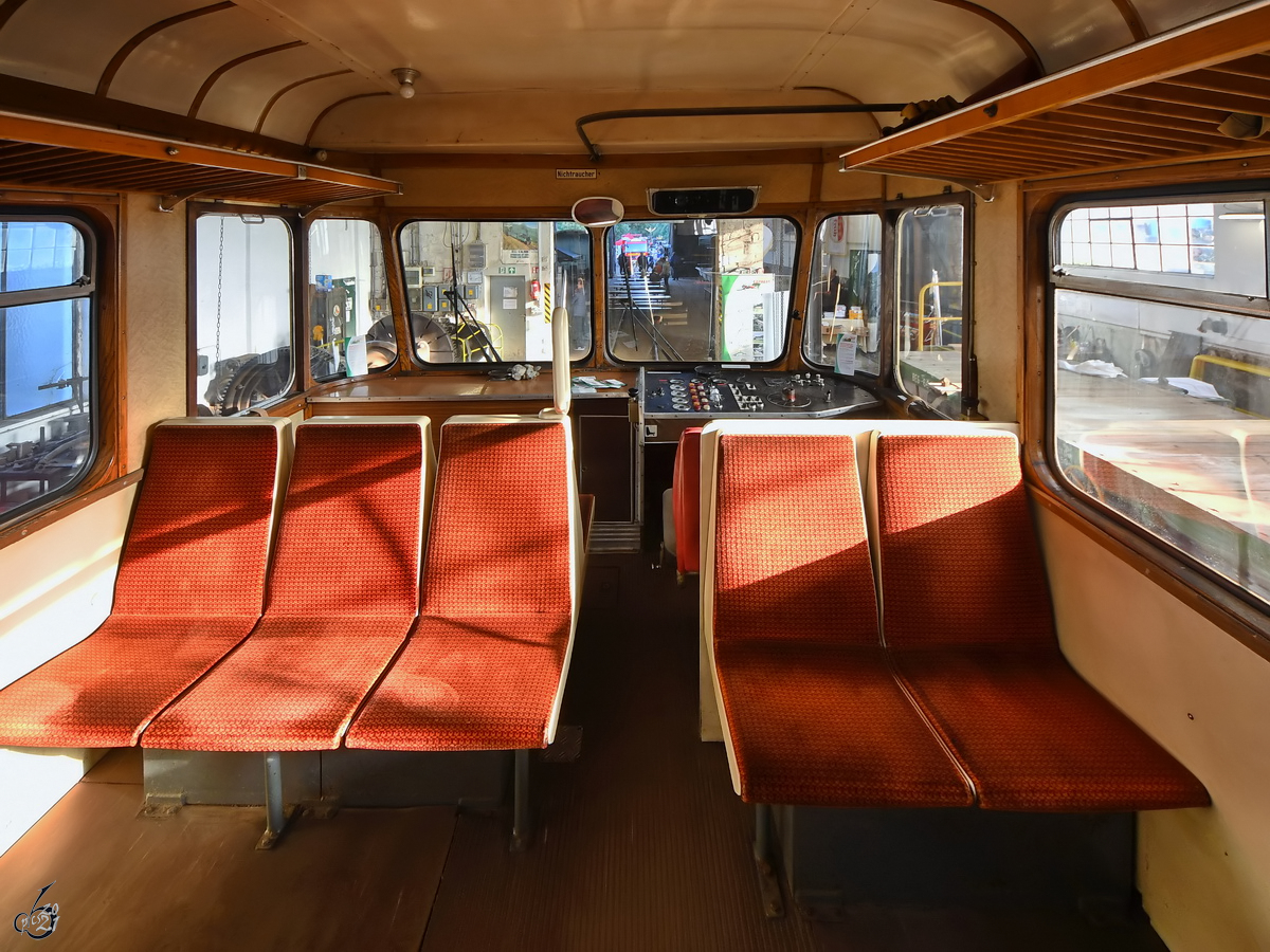 Der Innenraum eines 1956 gebauten Dieseltriebwagens vom Typ VT 30. (Brohl-Lützing, Oktober 2021)