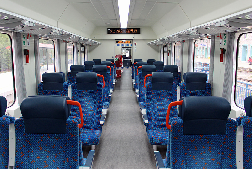 Der Innenraum eines Schnellzugwagens des Typs ABpee, an 4. und damit letzter Stelle des Rx 775 „Točník“ eingereiht, am 14.09.2015 im Abgangsbahnhof Železná Ruda-Alžbětín aufgenommen. Die in Polen gebauten Fahrzeuge sind sehr gut ausgestattet und auch -zumindest am Beginn der Fahrt- in einem sehr gepflegten und sauberen Zustand