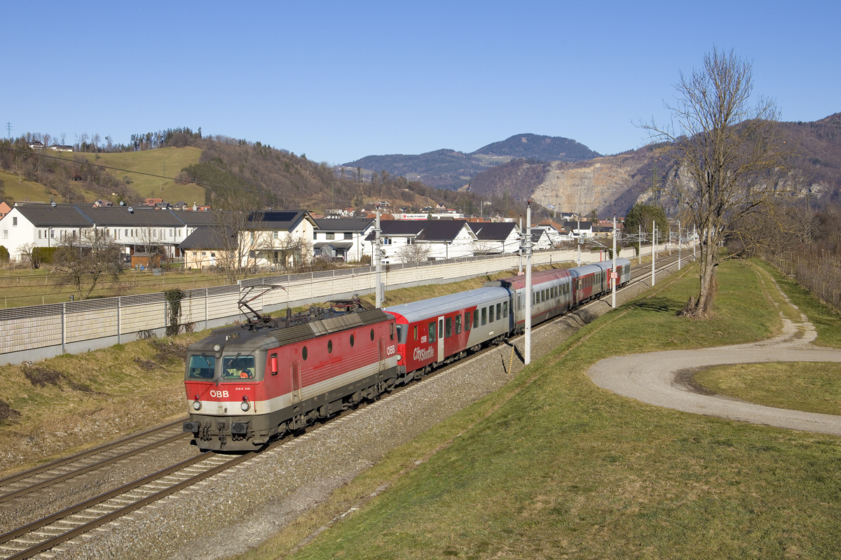Der inneralpine Fernverkehr ist aktuell immer für Überraschungen gut, was die Zugbildung angeht Am 18. Dezember 2023 hatte 1144 119 die Ehre, den IC 513  Schöckl  von Salzburg Hbf nach Graz Hbf zu bringen und ist hier in Stübing zu sehen.  