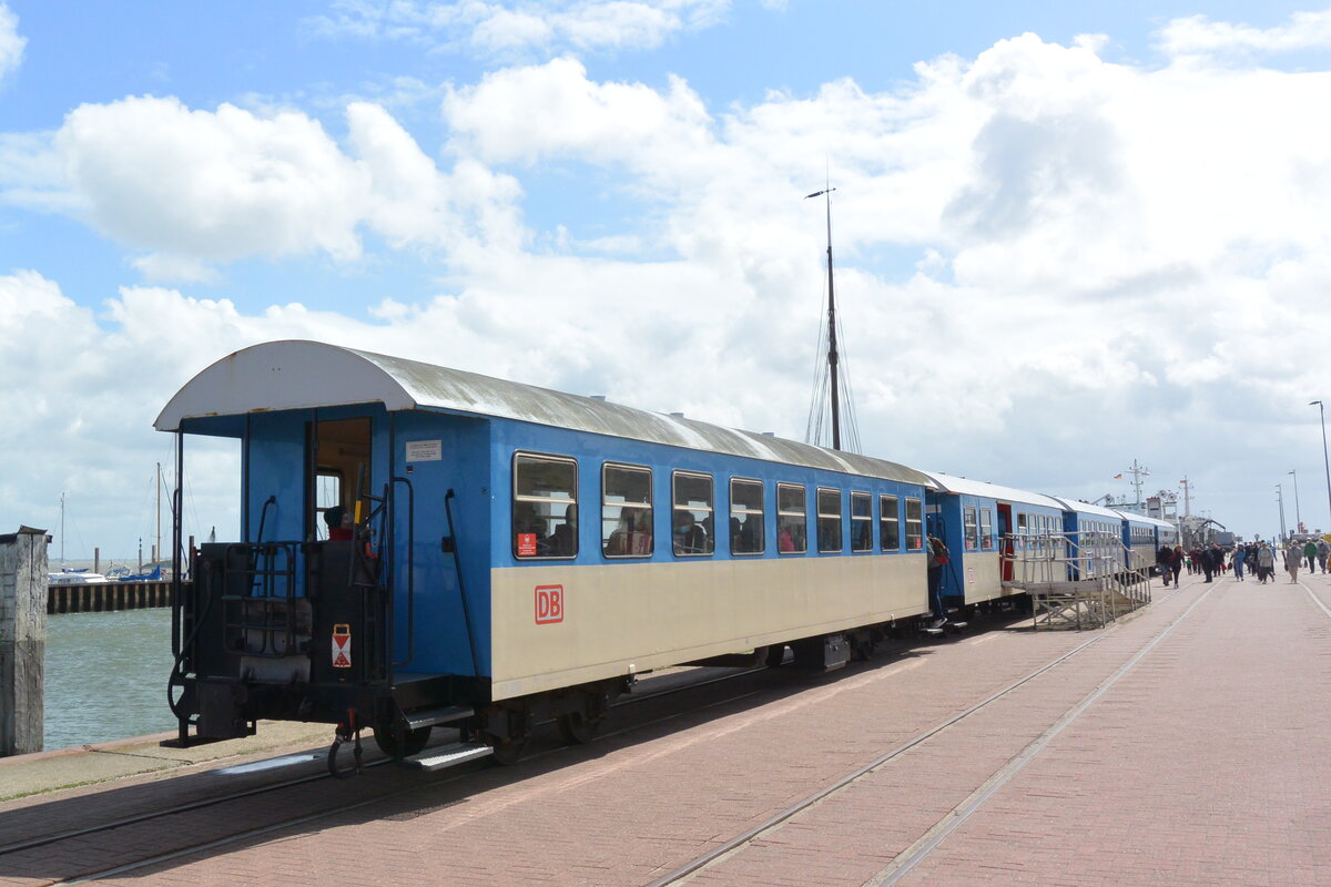 Der Inselzug wartet im Hafen von Wangerooge auf de Abfahrt. 28.05.2022 um 13:43 Uhr. 