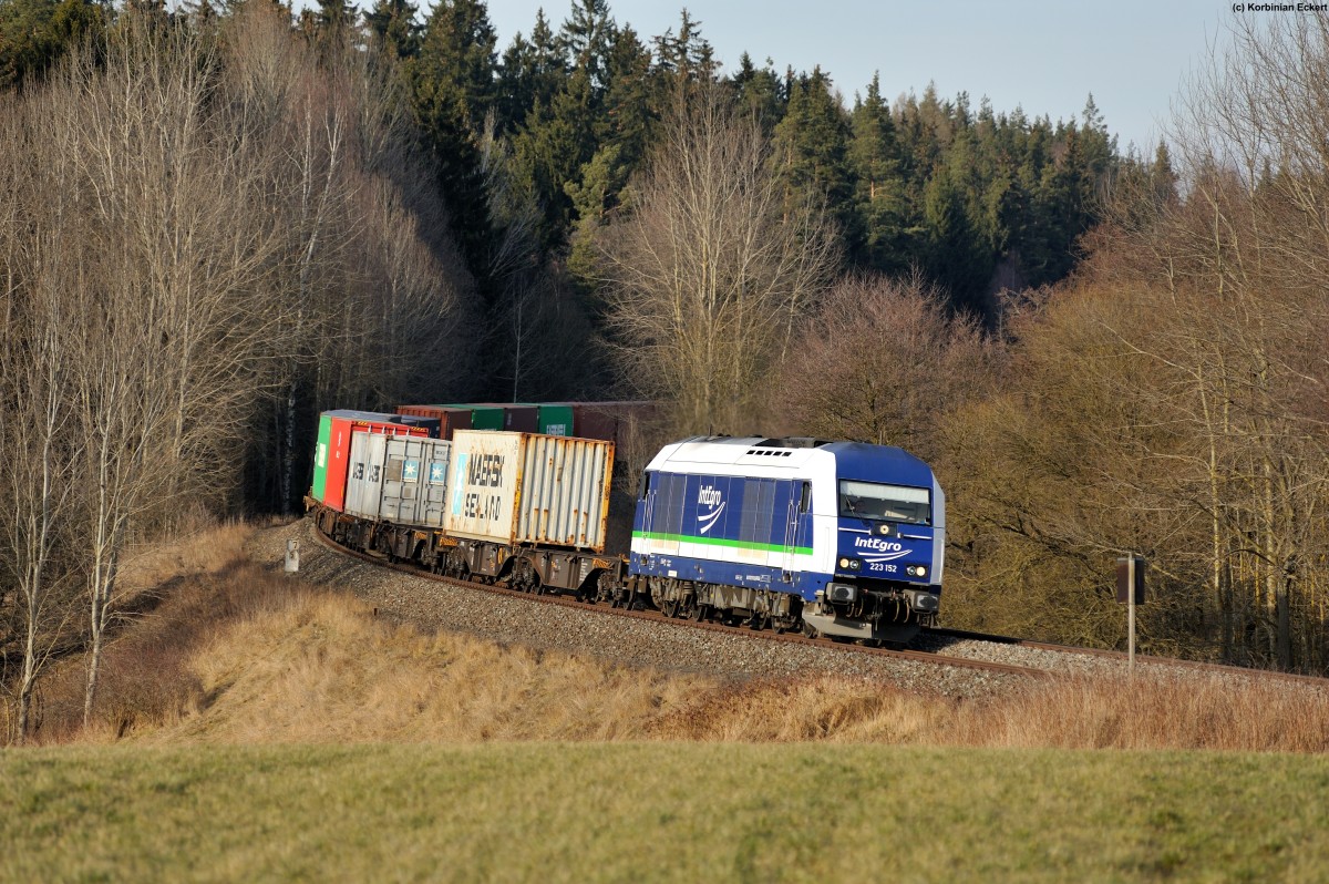Der Integro Containerzug mit 223 152 aus Hamburg nach Wiesau kurz vor dem Ziel bei Oberteich, 25.02.2014