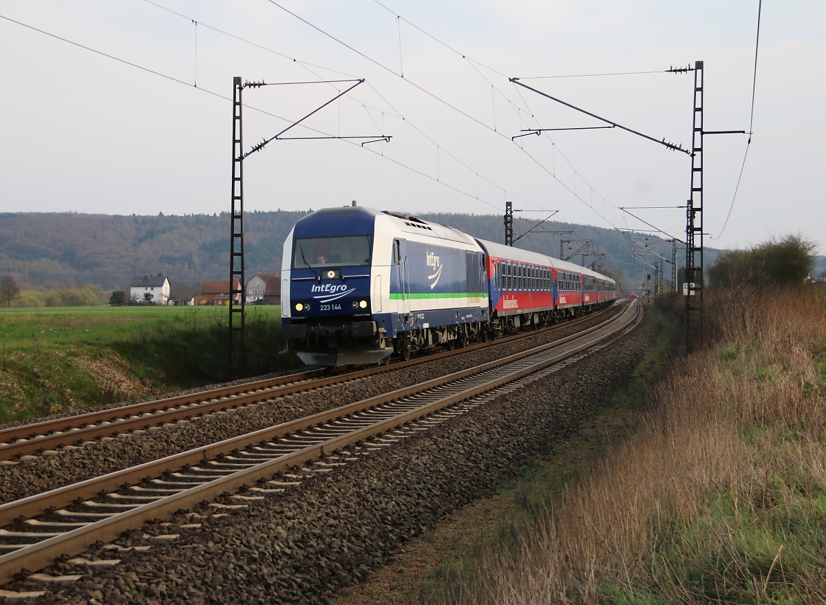 Der IntEgro Herkules 223 144 bespannte am 30.03.2014 einen Sonderzug in Richtung Norden Aufgenommen zwischen Ludwigsau-Friedlos und Mecklar.