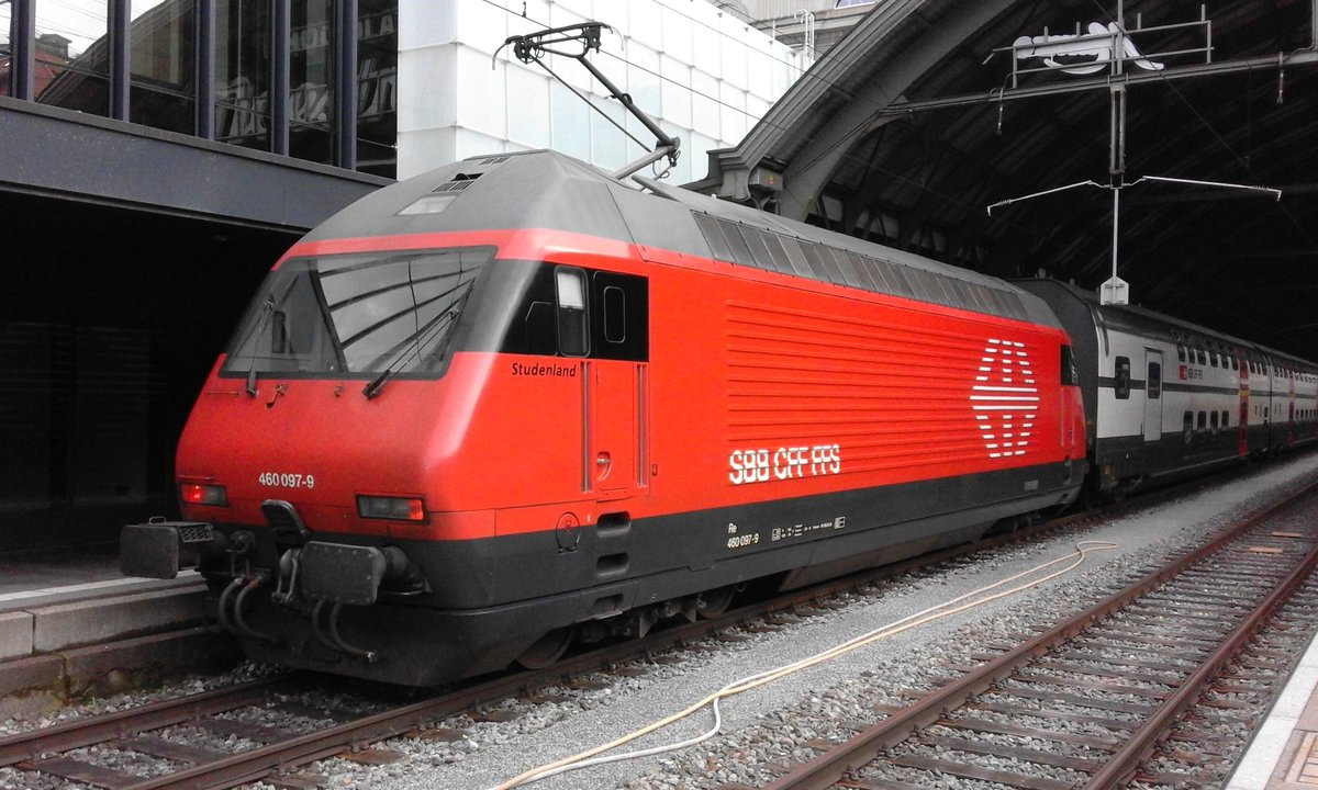 Der Intercity 1 nach Genf steht um 17:23 auf Gleis 1 in St. Gallen bereit. Schublok ist die Re 460 097  Studenland .

St. Gallen HB, 22.06.2019