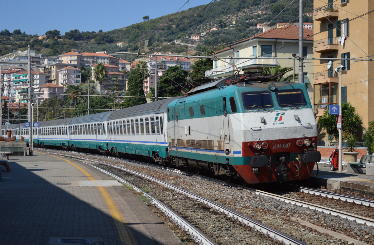 Der Intercity 745, von der E 444 007 gezogen, im Bahnhof Imperia Oneglia - 06.09.2014