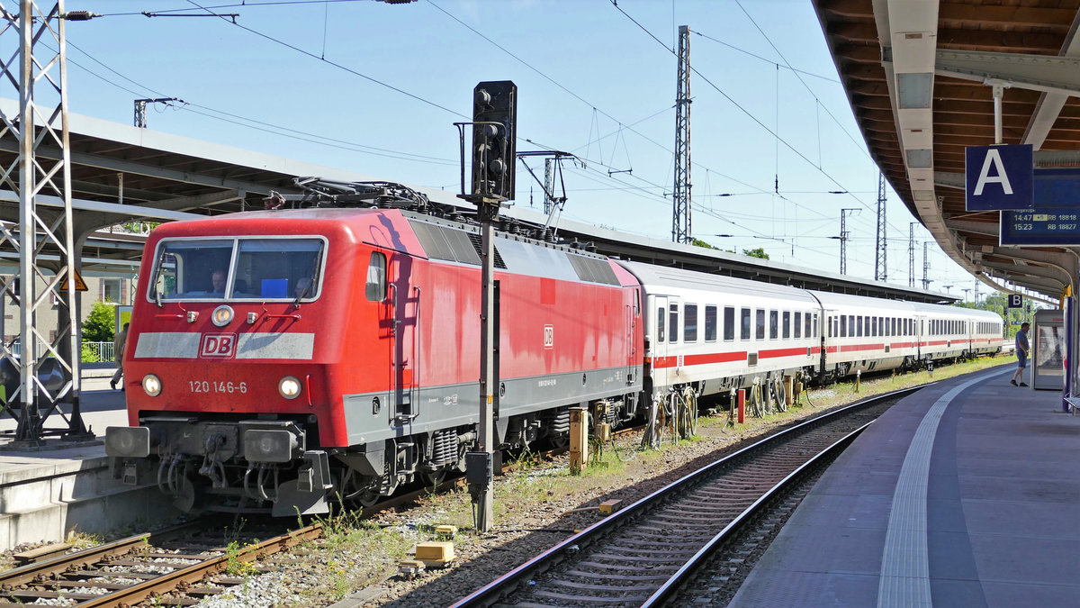 Der InterCity nach Rostock Hbf steht im Startbahnhof Stralsund Hbf.
Aufgenommen im Mai 2018.