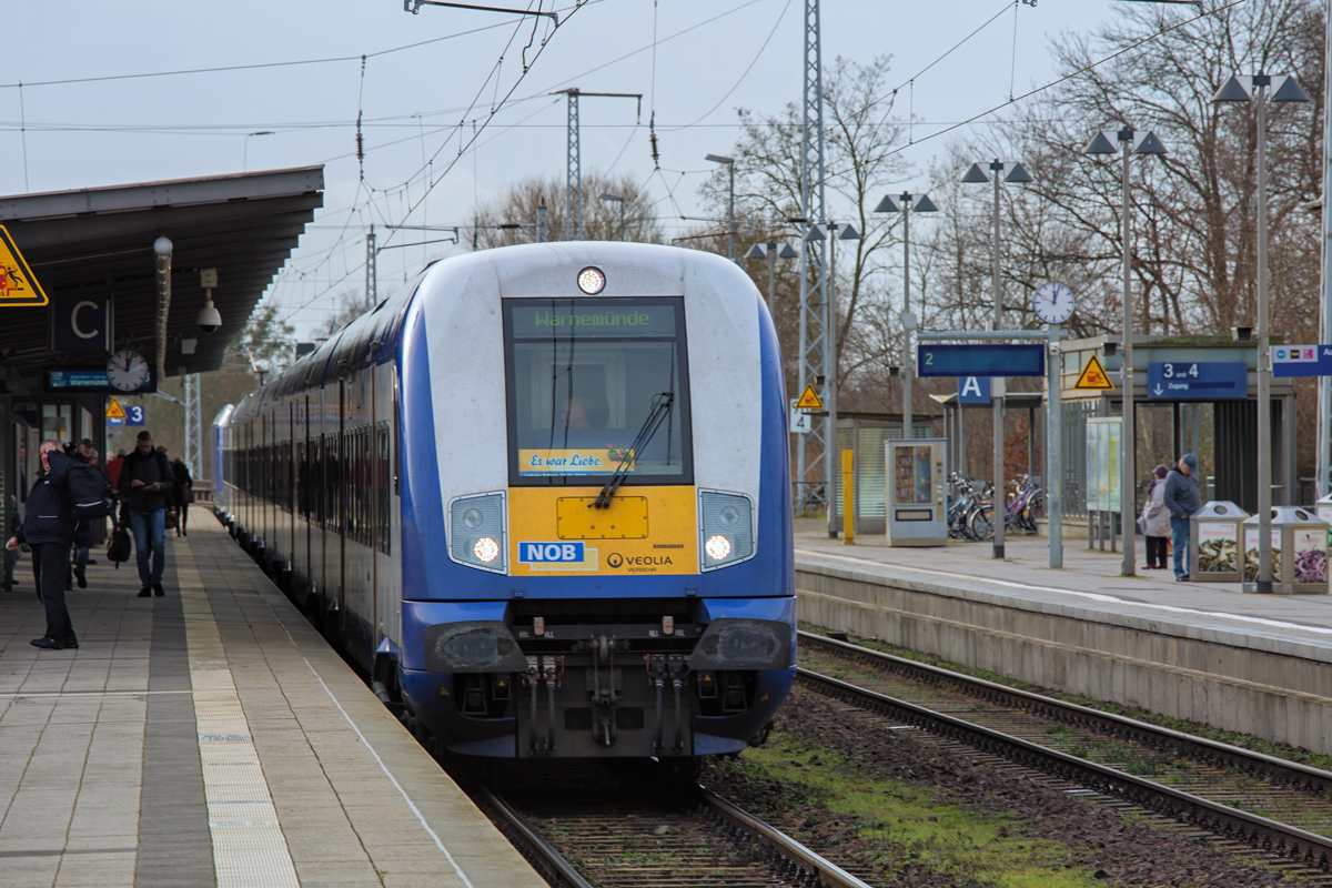 Der InterConnex auf seiner letzten Fahrt nach Rostock Warnemünde und mit letztem Gruss im Steuerwagen auf dem Bf Neustrelitz. - 13.12.2014
