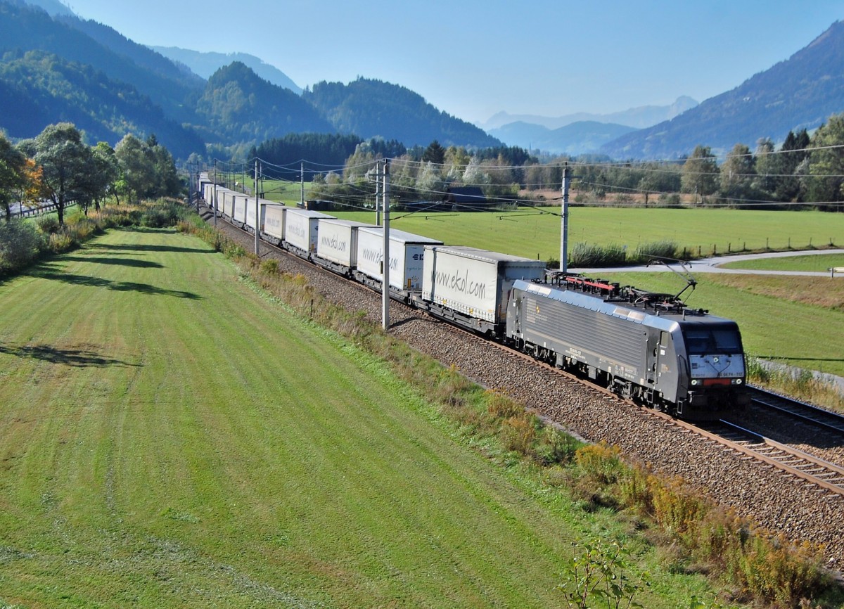 Der interessanteste Zug am 03.10.2013 ist leider von der falschen Seite gekommen.
Es war ein Ekolzug bespannt mit der schwarzen ES 64 F4 112 nahe Rottenmann.
