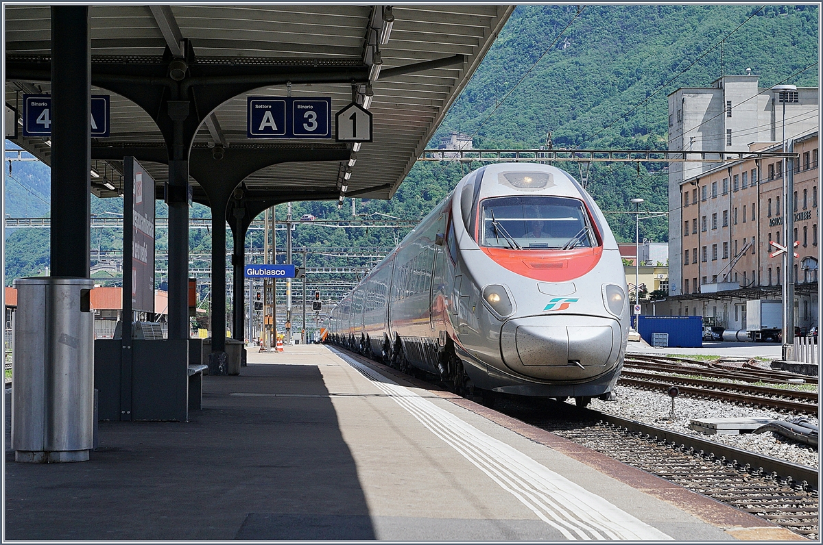 Der internationale Nord-Süd Fernverkehr via Gotthard und Simplon ist fest in den  Händen  der ETR 610 bzw. RABe 503 von FS und SBB; neuerdings verkehrt ein Zugspaar sogar bis Frankfurt. 
In die Dominanz der Gleichförmigkeit bringt aber die Farbgebung der Züge eine wohltuende Abwechslung: Das Bild zeigt einen FS Trenitalia ETR auf der Fahrt Richtung Milano bei der Durchfahrt in Giubiasco.
20. Mai 2017