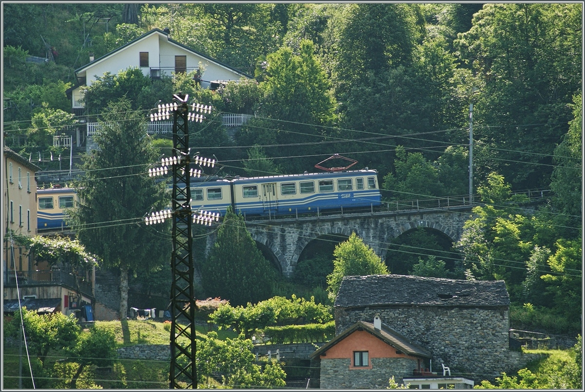 Der internationale Schnellzug D 32 von Locarno nach Domodossola erreicht in Kürze Massera. 
10. Juni 2014


