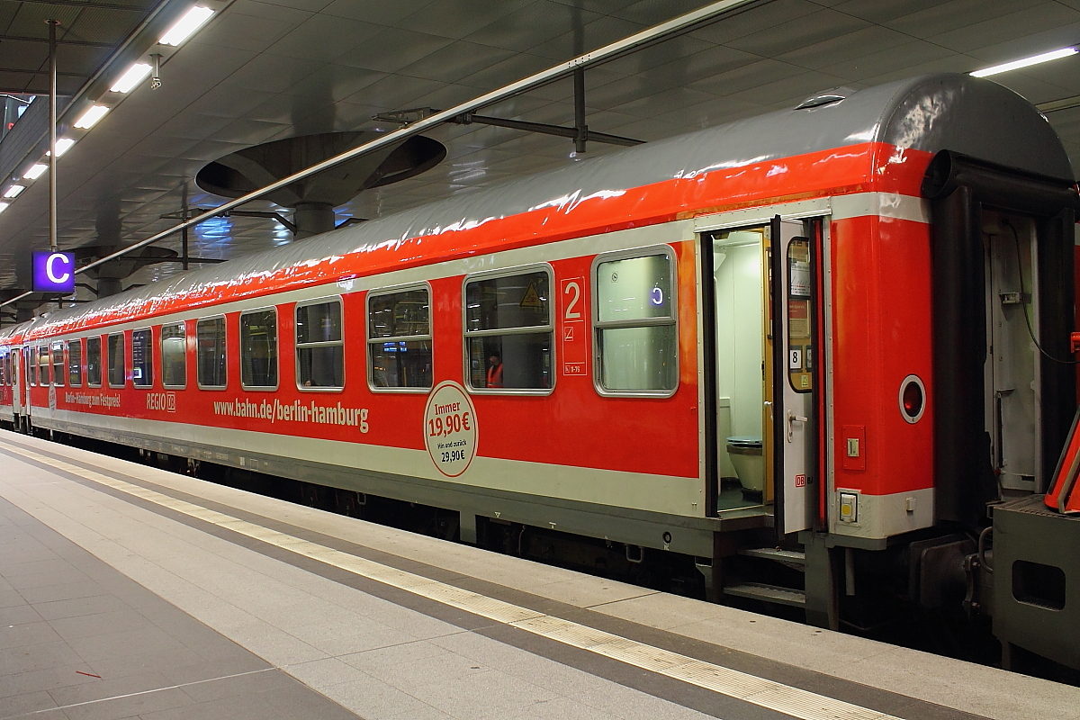 Der InterRegio Wagen der Bauart Bimz (51 80 22-95 673-5 D-DB) eingereiht in den IRE 18099 am 18.10.2015 in Berlin Hauptbahnhof.