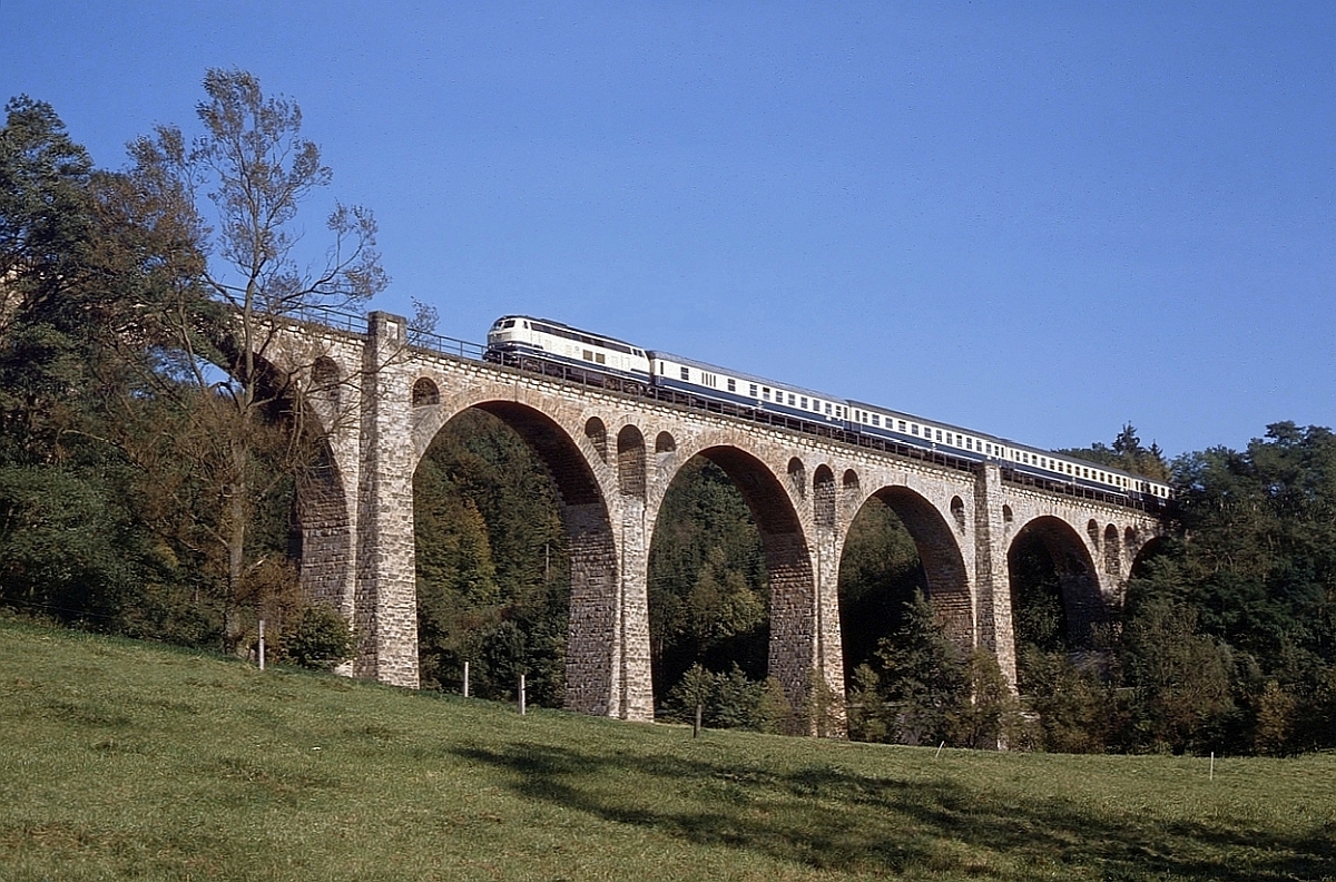 Der inzwischen zum Schnellzug aufgewertete D 2328 auf dem Viadukt bei Netze (Mai 1986). Wo früher Züge mit 80 km/h das Tal überquerten, verläuft heute ein Radweg.