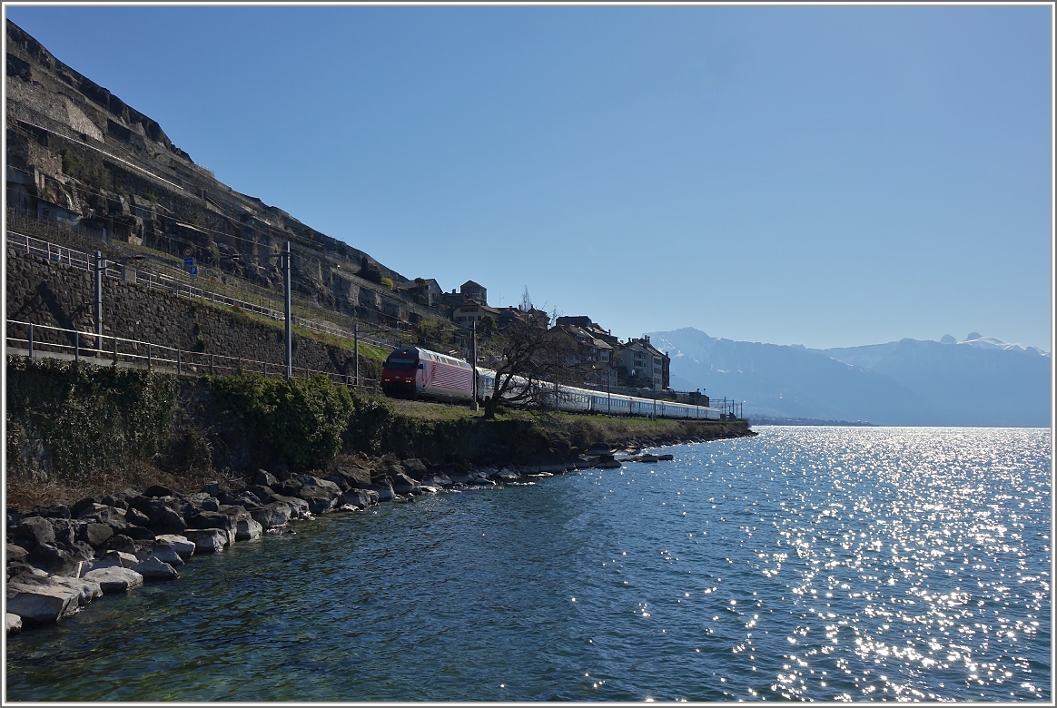 Der IR 1718 fährt an St.Saphorin vorbei in Richtung Lausanne.
(06.04.2015)