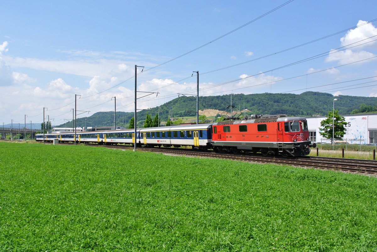 Der IR 1827 wurde heute mit einem Ersatzpendel gefhrt. Als Pendel wurde ein S-Bahn Basel HVZ Zug verwendet. An der Spitze wurde zur Verstrkung noch ein A EWI NPZ angehngt. Re 4/4 II 11128 kurz vor Sissach, 02.06.2014.