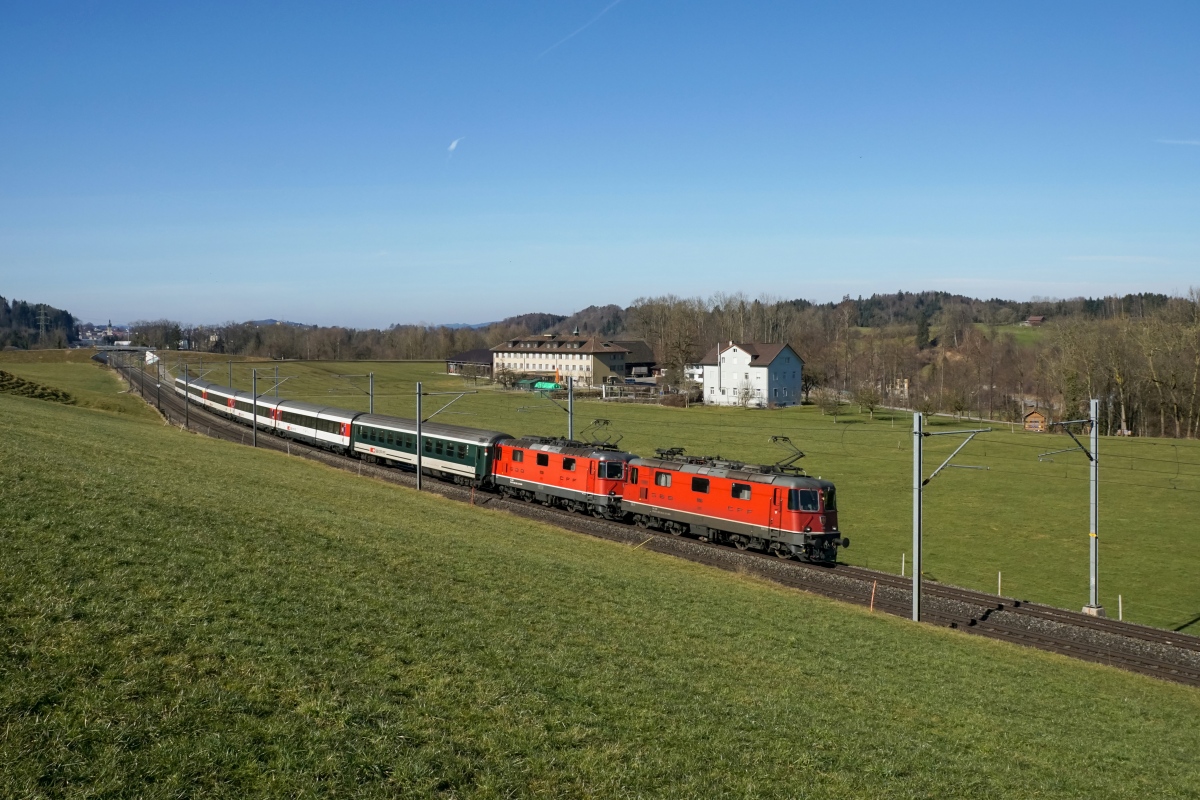 Der IR 2265 ist sonntags zwischen Zürich HB und St. Gallen mit zwei Re 4/4 II bespannt. Am 19.02.2017 konnten die Re 4/4 II 11196 und die Re 4/4 II 11130 kurz vor Gossau aufgenommen werden.