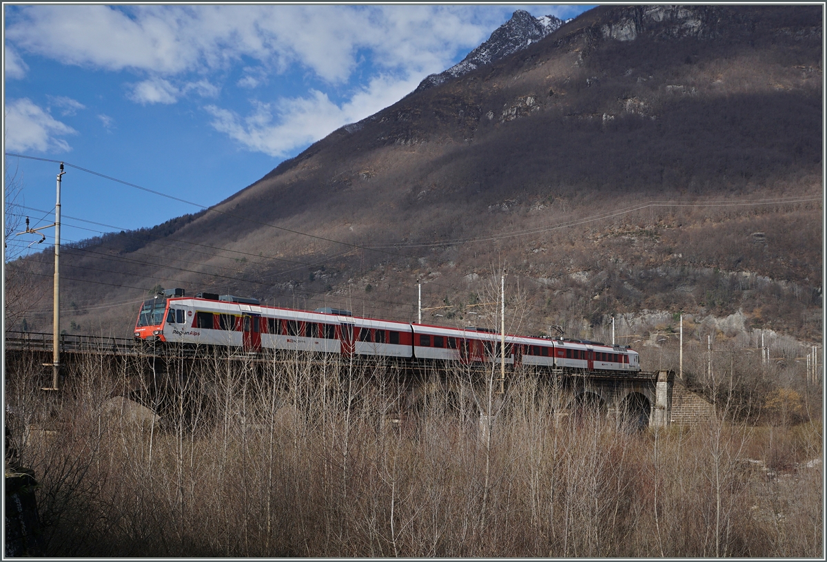 Der IR 3315 von Brig nach Domodossola fährt über die den Fluss Bogna überquernde Brücke und erreicht in Kürze sein Ziel Domodossola.
19. Feb. 2016