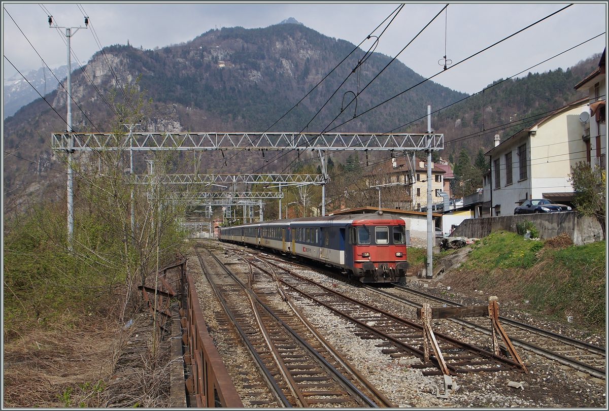 Der IR 3317 Brig - Domodossola wird auch dieses Jahr mit einem EW I Pendelzug geführt, hier bei der Durchfahrt in Varzo.
11. April 2015