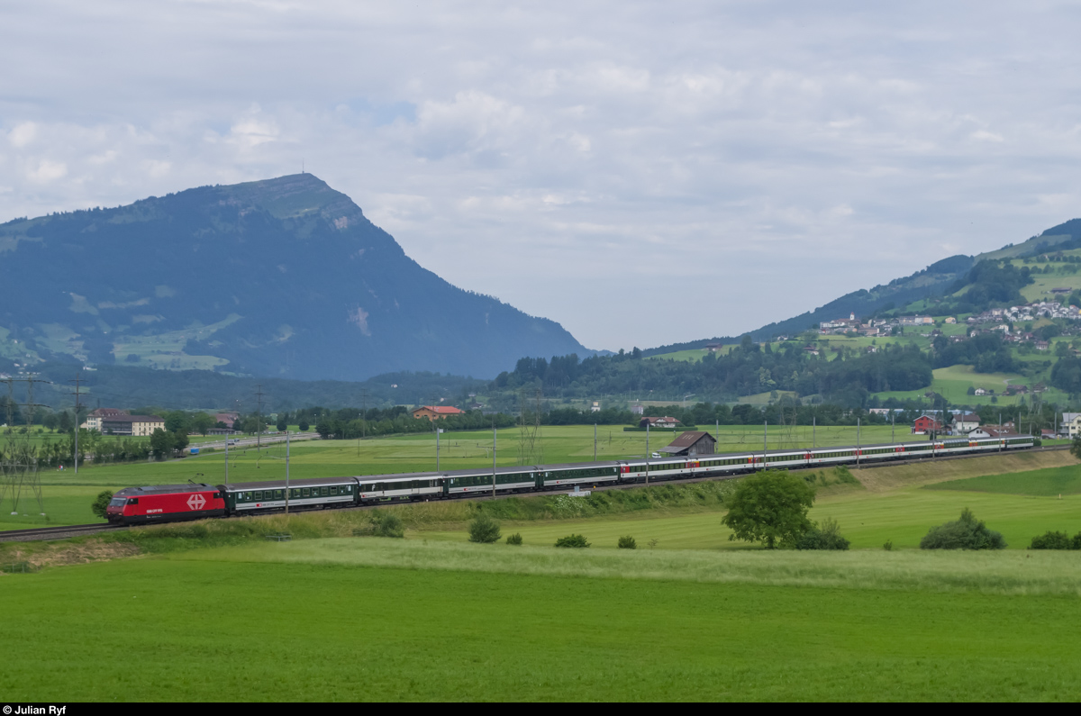 Der IR, der am Morgen des 27. Juni 2015 bei Steinen in Richtung Gotthard fährt wurde mit diversen Zusatzwagen auf mehr als die doppelte Länge verlängert (Stammkomposition: A-Apm-4B). Der Verkehr am Gotthard unterliegt sehr starken Schwankungen, da die Reisenden oft Tages- bzw. Wochenendausflügler von der Deutschschweiz ins Tessin sind. 