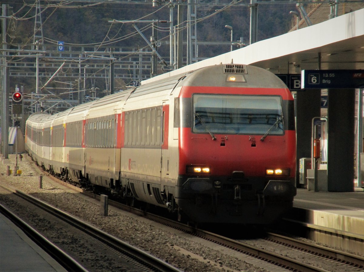 Der IR nach Brig traf am 20.2.17 um 13.53 Uhr im Bild den Bahnhof Visp ein. Die Front übernahm ein SBB Bt Steuerwagen und angetrieben wurde der IR nach Brig von der SBB Werbelok Re 460 085-4  Gottardo 2016 Coop . Der IR fuhr um 13.55 Uhr auf Gleis 6 im Bahnhof Visp ab.
