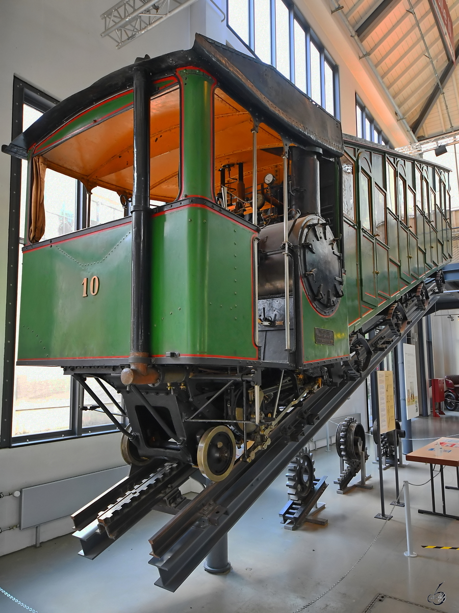 Der im Jahr 1900 gebauter Zahnrad-Dampftriebwagen Nr.10 wurde ursprünglich auf der Strecke der Pilatusbahn eingesetzt und war Mitte August 2020 im Verkehrszentrum des Deutsches Museums München zu sehen.