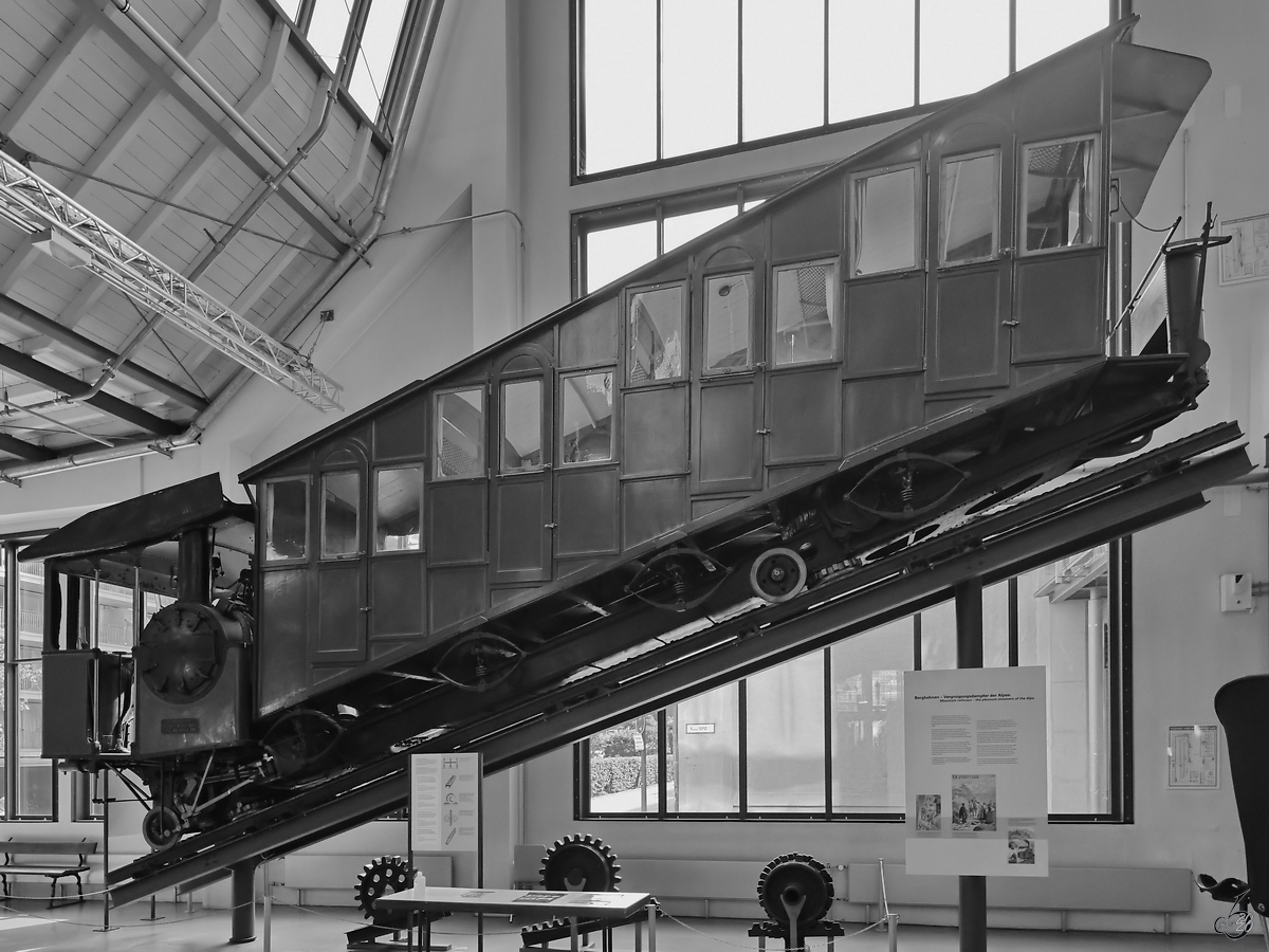 Der im Jahr 1900 gebauter Zahnrad-Dampftriebwagen Nr.10 wurde ursprünglich auf der Strecke der Pilatusbahn eingesetzt und war Mitte August 2020 im Verkehrszentrum des Deutsches Museums München zu sehen. [Genehmigung liegt vor]