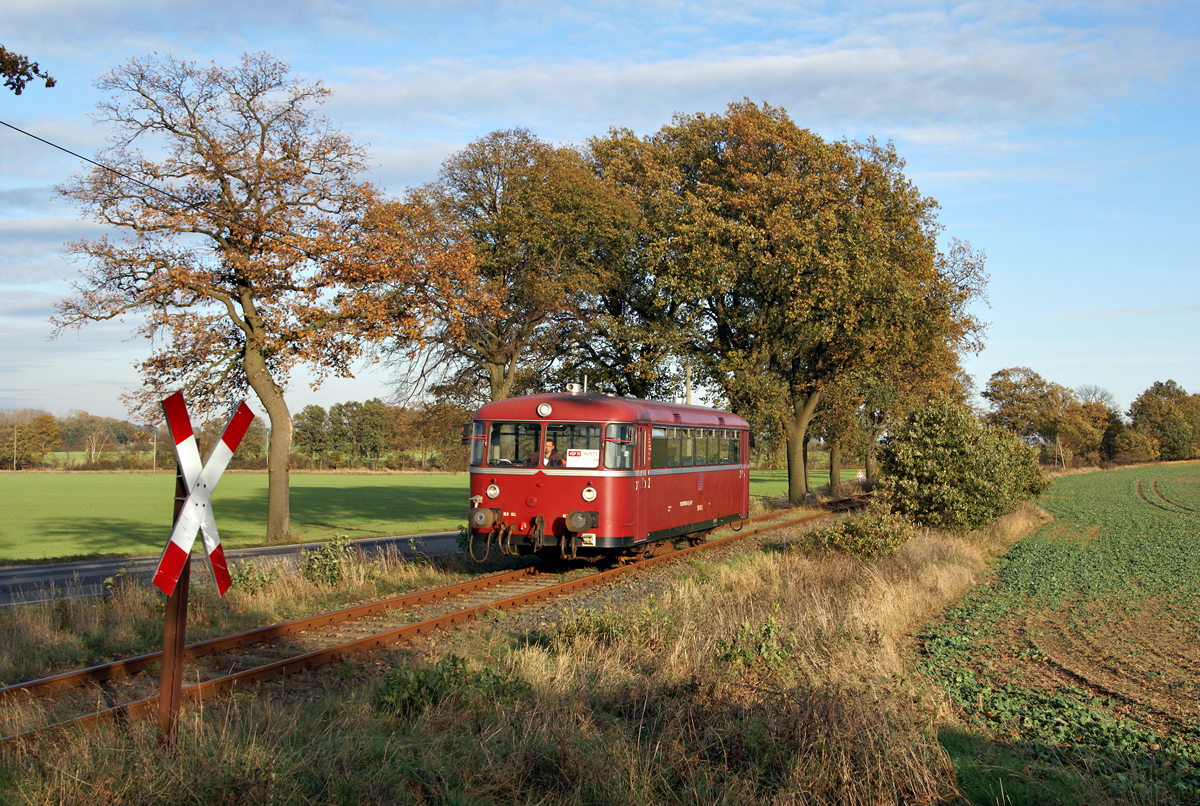 Der im Jahr 1956 gebaute 798 610 der EGP verkehrt am 29.10.2012 als Zug der Linie VGP 70 von Pritzwalk nach Putlitz und passiert auf dem Foto in Kürze einen Bahnübergang bei Kuhbier.