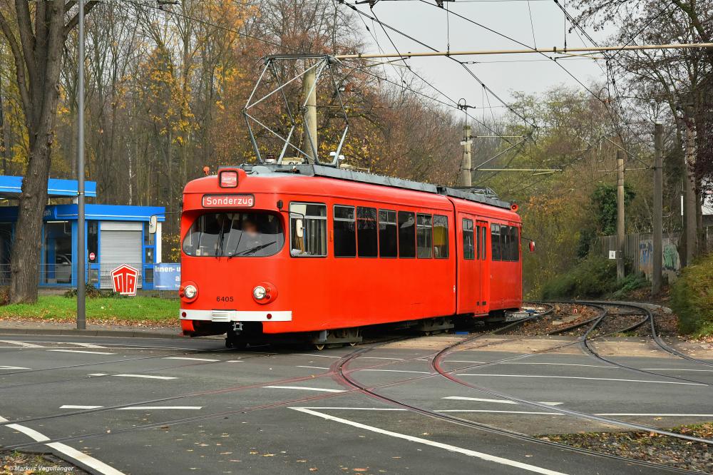 Der im Jahr 1999 aus den beiden A5-Wagen 3865 und 3869 gebaute Gleispflegewagen  Alte Lady  6405 bei seiner Arbeit im Norden Kölns an der Kreuzung Wilhelm-Sollmann-Straße/Neusser Straße am 02.12.2019.
