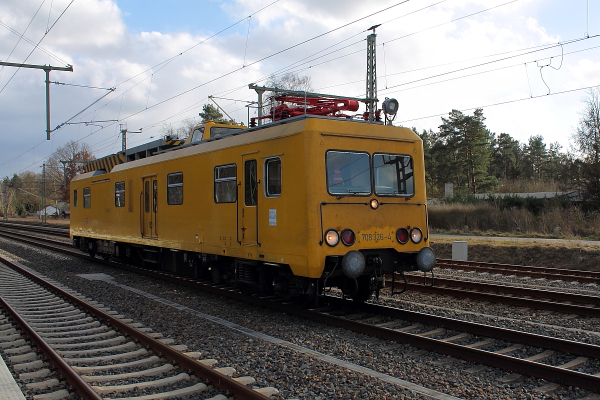 Der im Jahre 1990 unter der Fertigungsnummer 020300-10 im Waggonbau Görlitz gebaute Oberleitungsrevisionstriebwagen 708 326-4 (ex DR 188 326-3) beim Halt am 01.04.2015 im Bahnhof Nassenheide.