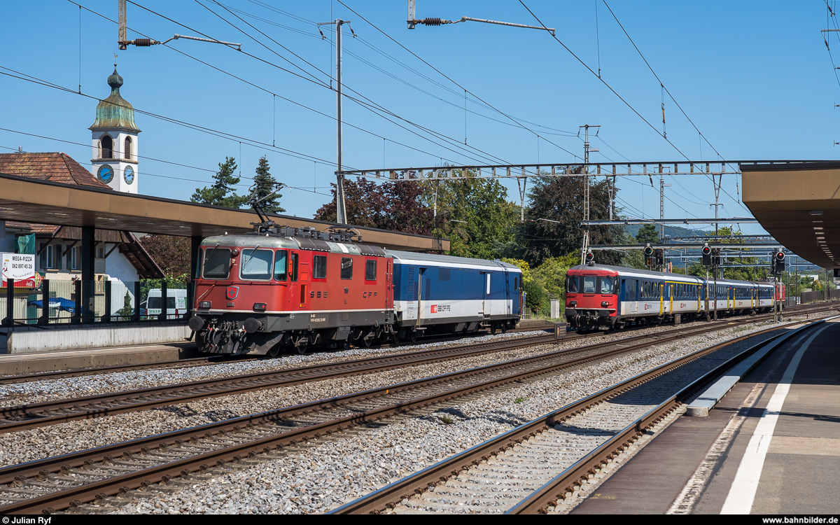 Der Jail-Train mit Re 4/4 II 11156 wartet am 21. August 2020 in Rupperswil auf die Überholung durch den TGV 9213, hier in Form eines EW-I-Ersatzzuges.