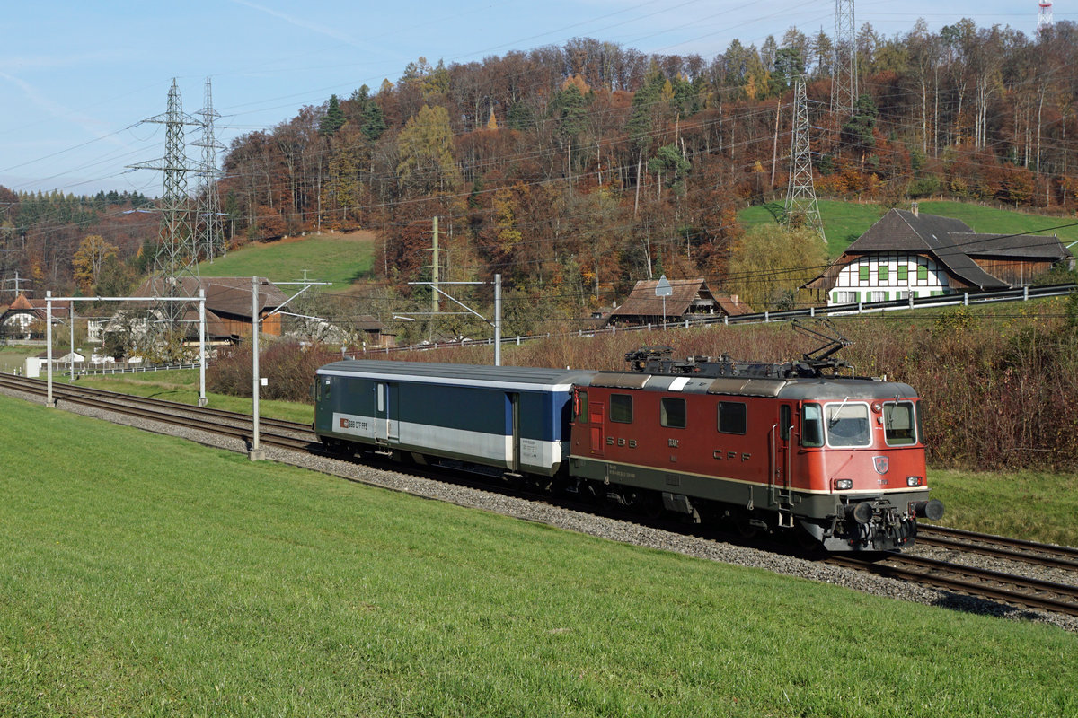 Der Jail-Train.
Der kürzeste Pendelzug der SBB.
Am 12. November 2020 mit der Re 4/4 II 11302 bei Wynigen.
Foto: Walter Ruetsch
