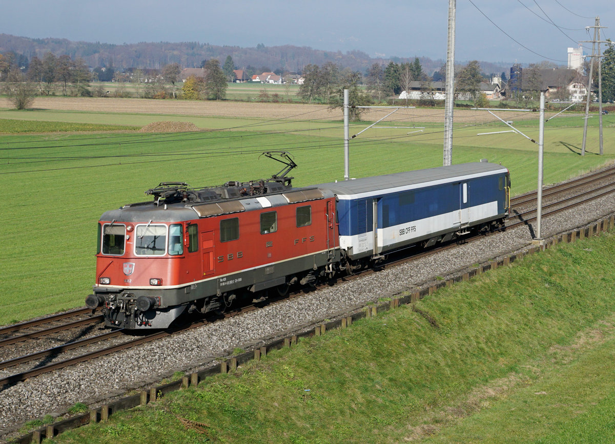Der Jail-Train.
Der kürzeste Pendelzug der SBB.
Am 12. November 2020 mit der Re 4/4 II 11302 bei Bollodingen.
Foto: Walter Ruetsch