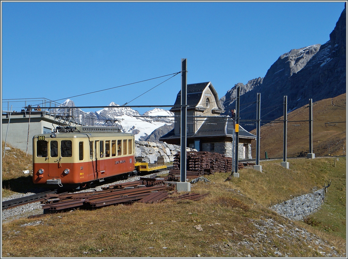 Der JB (Jungfraubahn) BDeh 2/4 209 mit einem Dienstzug auf der Fahrt zwischen der Kleinen Scheidegg und Eigergletscher beim  Fallboden .
9. Okt. 2014