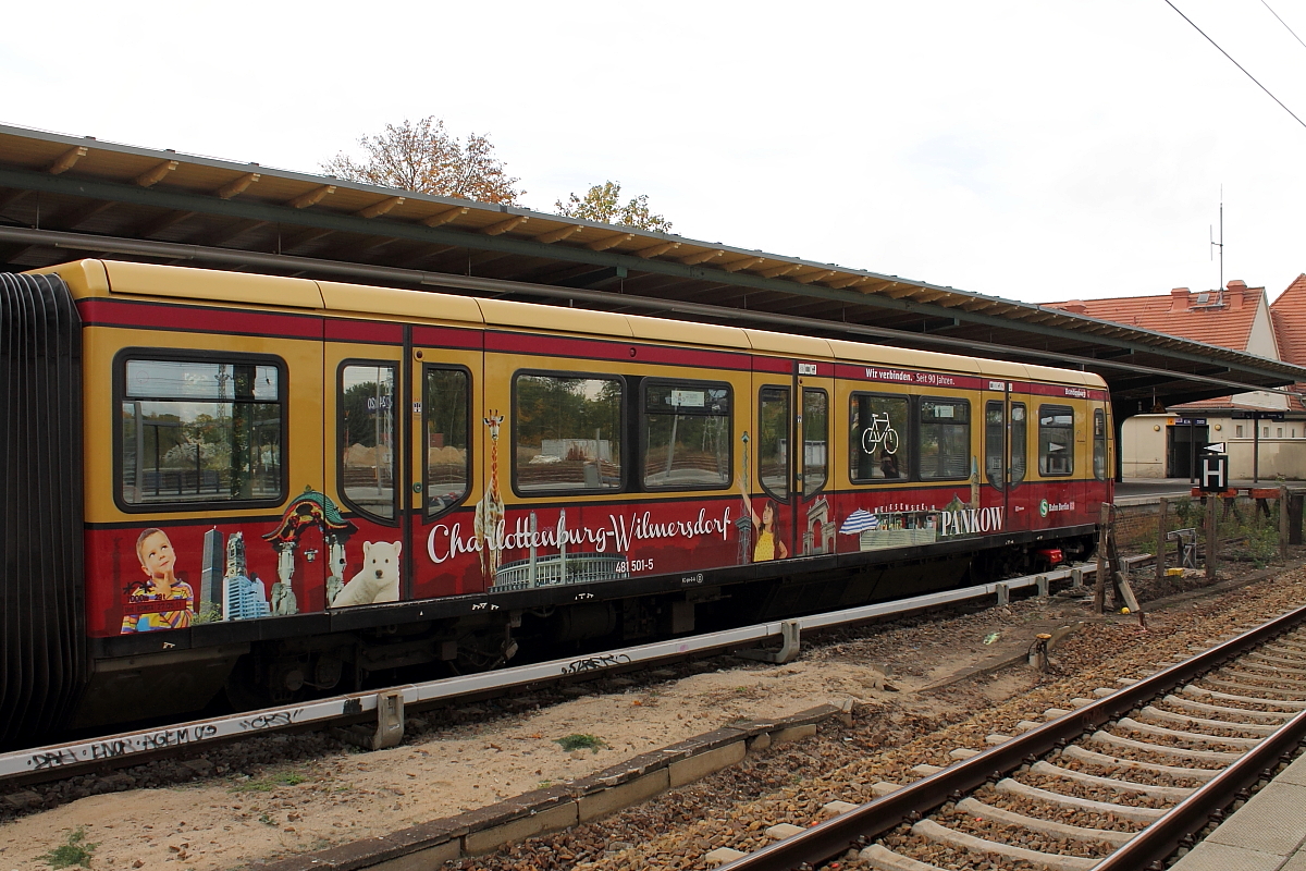 Der Jubiläumszug der S-Bahn Berlin „Wir verbinden – Seit 90 Jahren“ am 14.10.2014 als S 1 nach Berlin Wannsee in Oranienburg.
Hier im Detail der Wagen 481 501-5 mit Motiven aus Charlottenburg-Wilmersdorf und Weissensee-Pankow.
