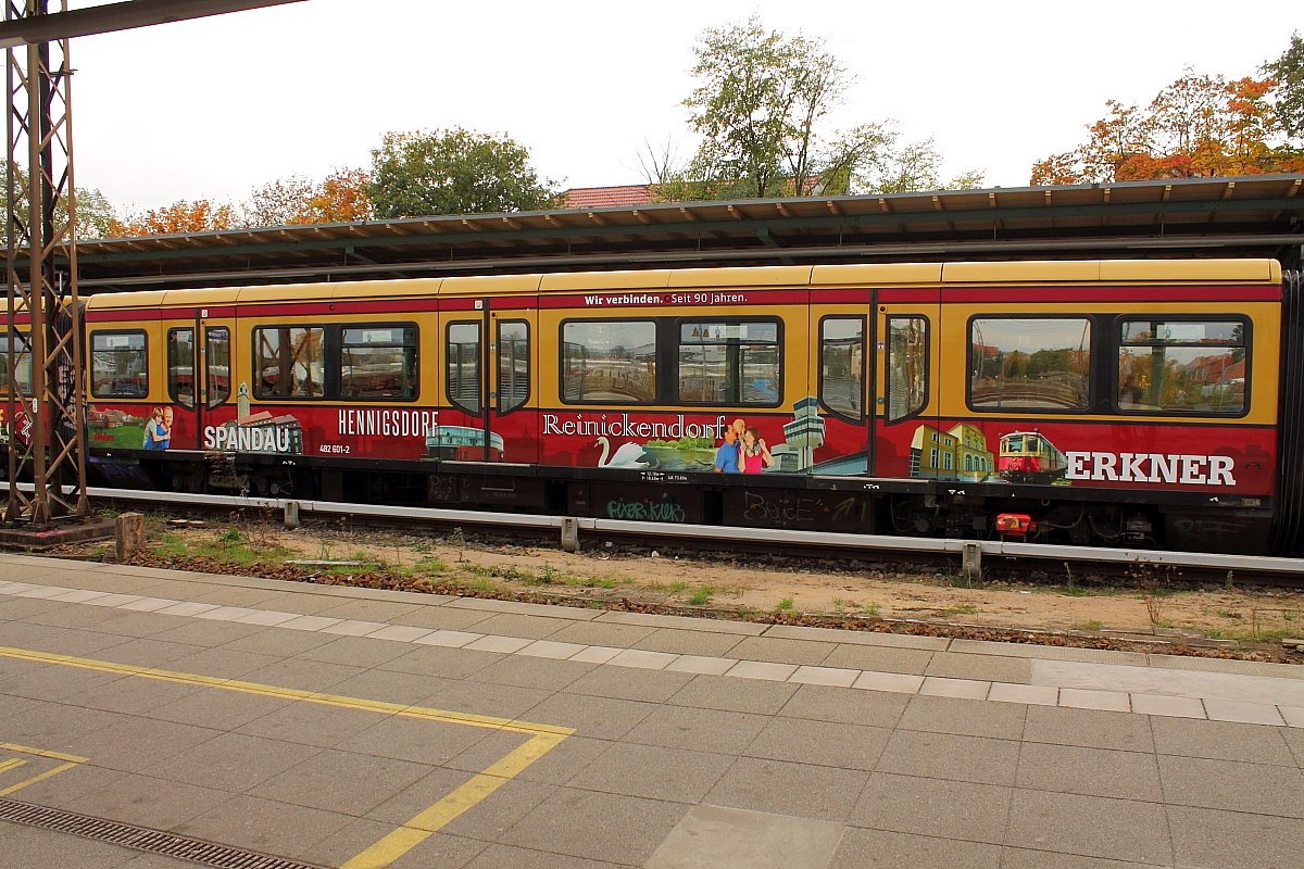 Der Jubiläumszug der S-Bahn Berlin „Wir verbinden – Seit 90 Jahren“ am 14.10.2014 als S 1 nach Berlin Wannsee in Oranienburg.
Hier im Detail der Wagen 482 601-2 mit Motiven aus Spandau, Hennigsdorf, Reinickendorf und Erkner.
