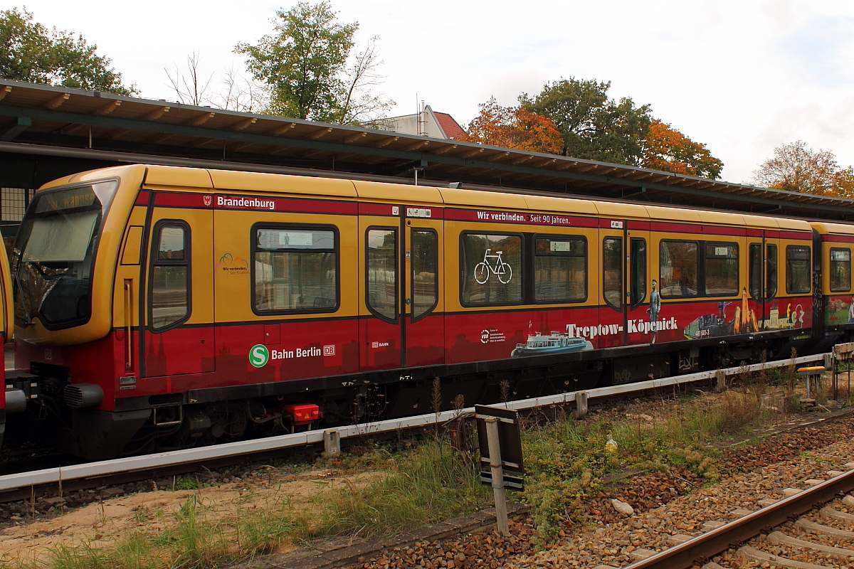 Der Jubiläumszug der S-Bahn Berlin „Wir verbinden – Seit 90 Jahren“ am 14.10.2014 als S 1 nach Berlin Wannsee in Oranienburg.
Hier im Detail der Wagen 481 601-3 mit Motiven aus Treptow-Köpenick.
