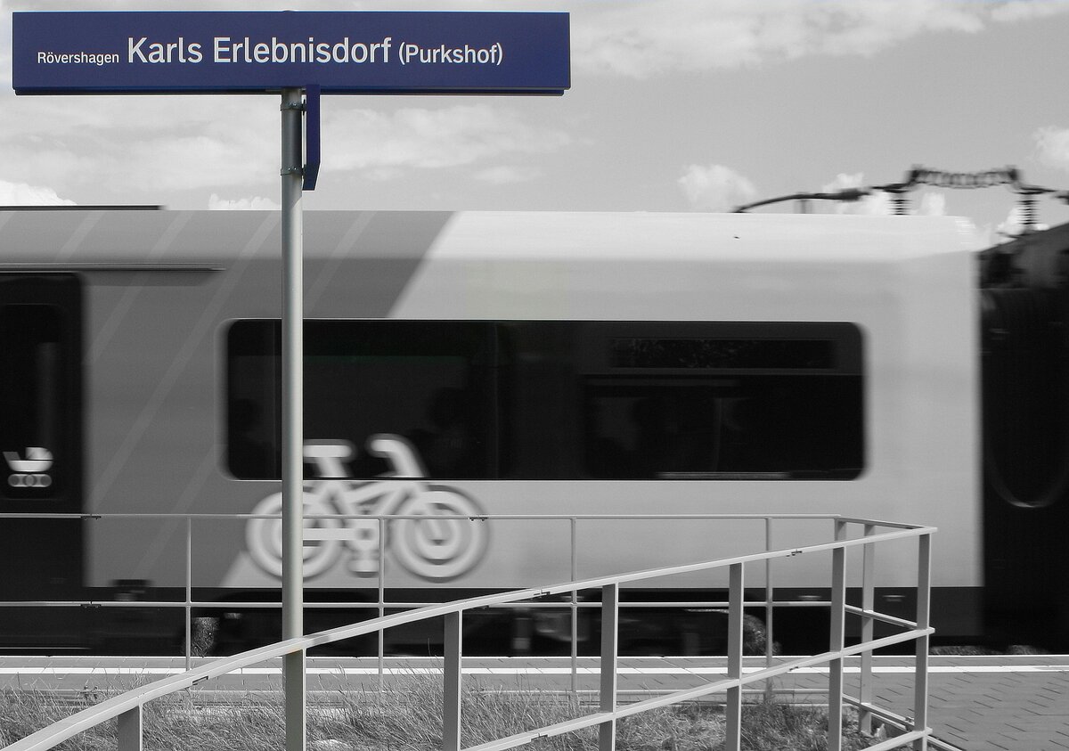 Der jüngste Haltepunkt (erst seit 2023) an der Bahnstrecke von Rostock nach Stralsund (KBS 190) hat zugleich den längsten Namen (4 Wörter). Züge der RE 9 halten hier derzeit nicht, die rauschen nur durch. Hier halten aktuell nur die Züge der RB 12 (hinter Rövershagen verkehren die auf KBS 166). | Rövershagen K. E. (P.) | Juli 2023