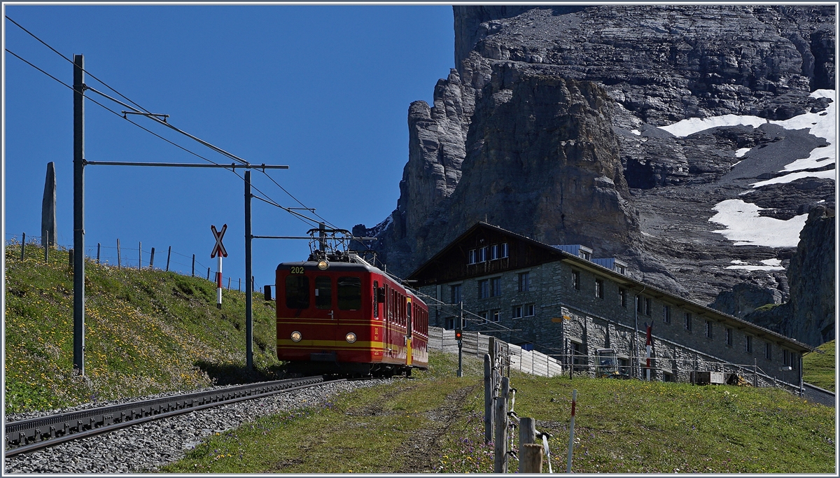 Der Jungfraubahn BDhe 2/4 208 verlässt mit seinem Bt die Station Eigergletscher und fährt nun der Kleine Scheidegg entgegen.
Im Hintergrund ein Blick auf einen Teil der Eigernordwand.
8. Aug. 2017