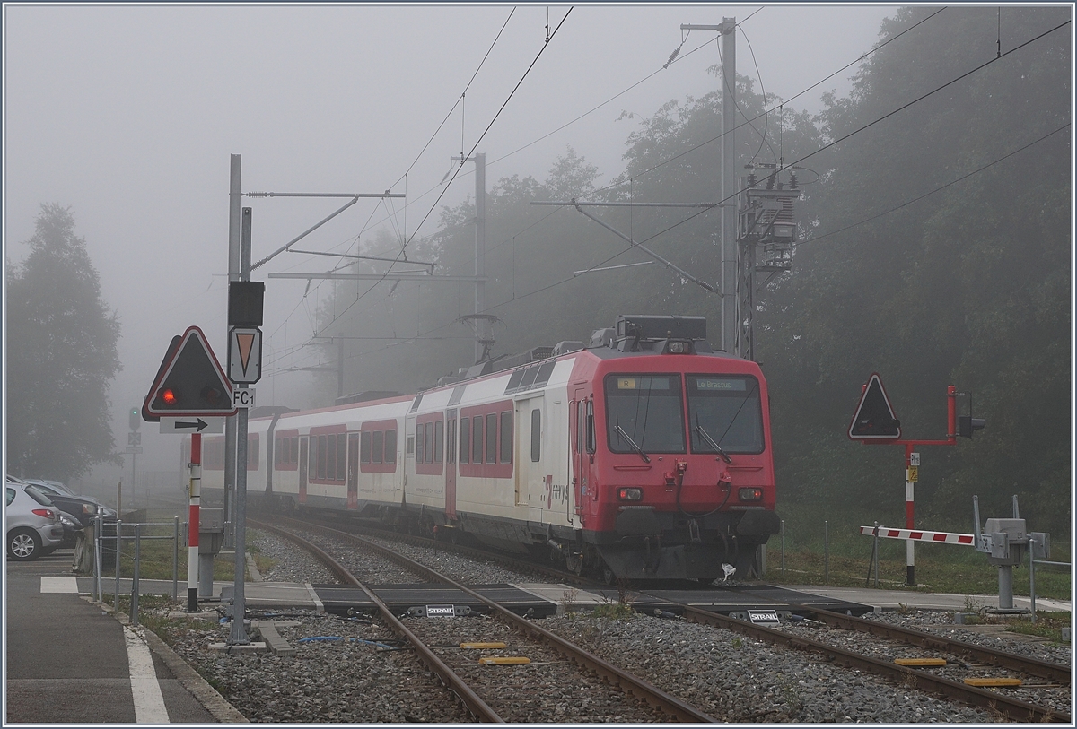 Der Jura ist eigentlich eine gute Adresse um dem Mitteland Nebel zu entfliehen; doch heute lag kein Nebel im Mittelland, dafür in der Mulde der Seen im Vallée de Joux, wie dieses Bild aus Le Pont zeigt. 

Der RBDe 560 DO TR 94 85 7 560385-7CH-TVYS verlässt als Regionalzug 6011 Vallorbe - Le Brassus den Bahnhof von Le Pont.
28. August 2018