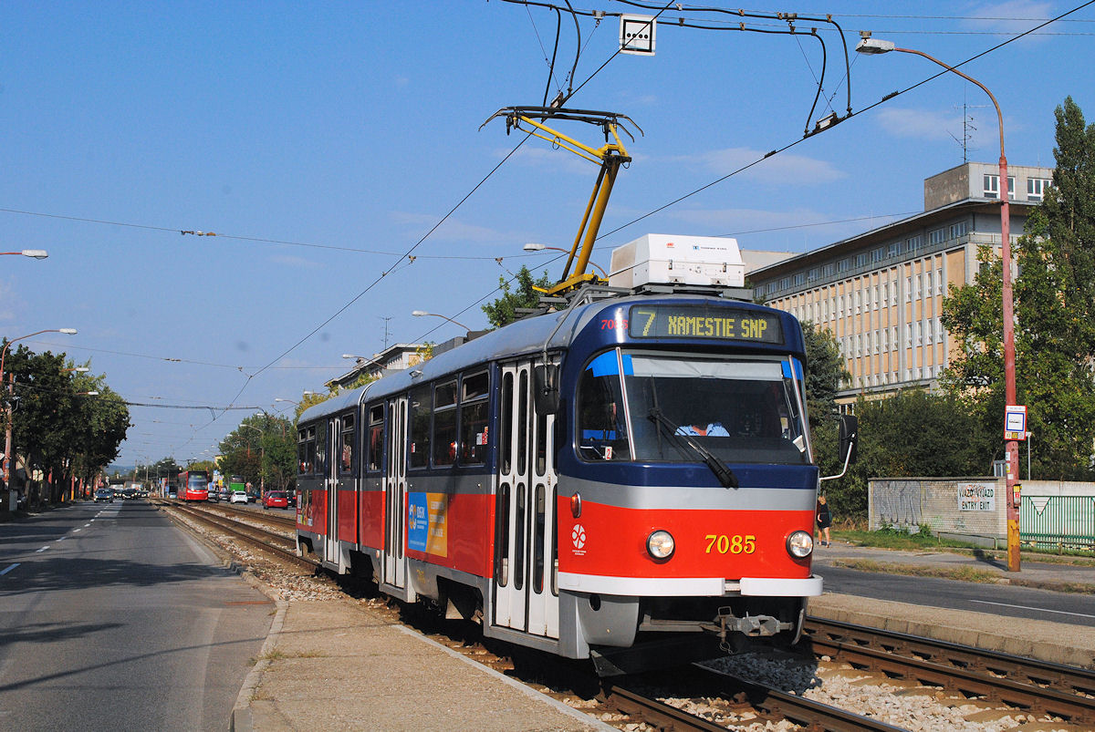 Der K2G 7085 ist das einzige Fahrzeug der Type K2 im Planverkehr, das noch die originale ČKD - Stirnfront besitzt und in jüngster Vergangenheit auch Neulack erhalten hat. Am Nachmittag des 14.09.2016 hatte er Dienst auf der Verstärkungslinie 7 und konnte am Namesti Biely Križ festgehalten werden.